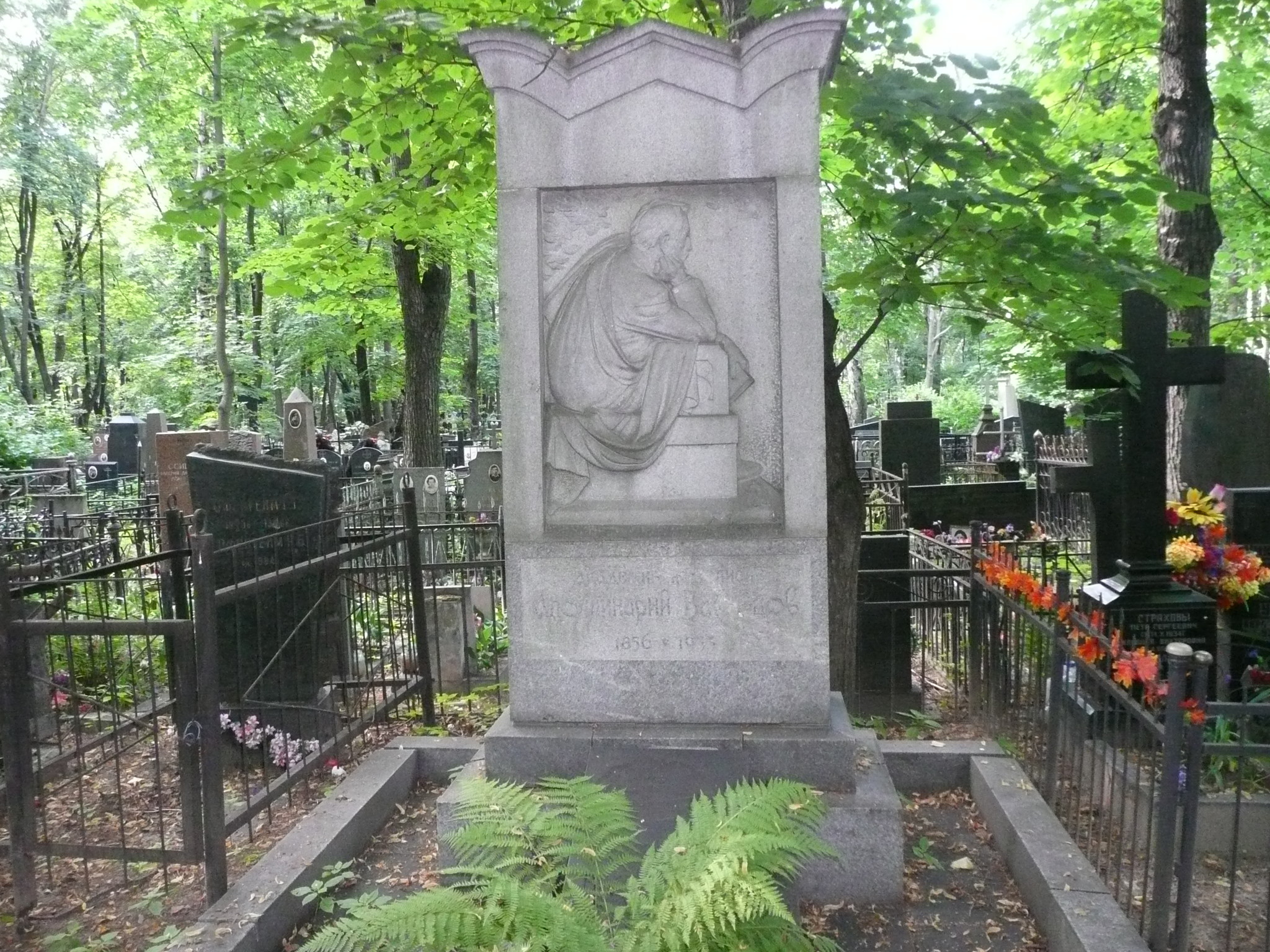 Могила Аполлинария Васнецова на Введенском кладбище