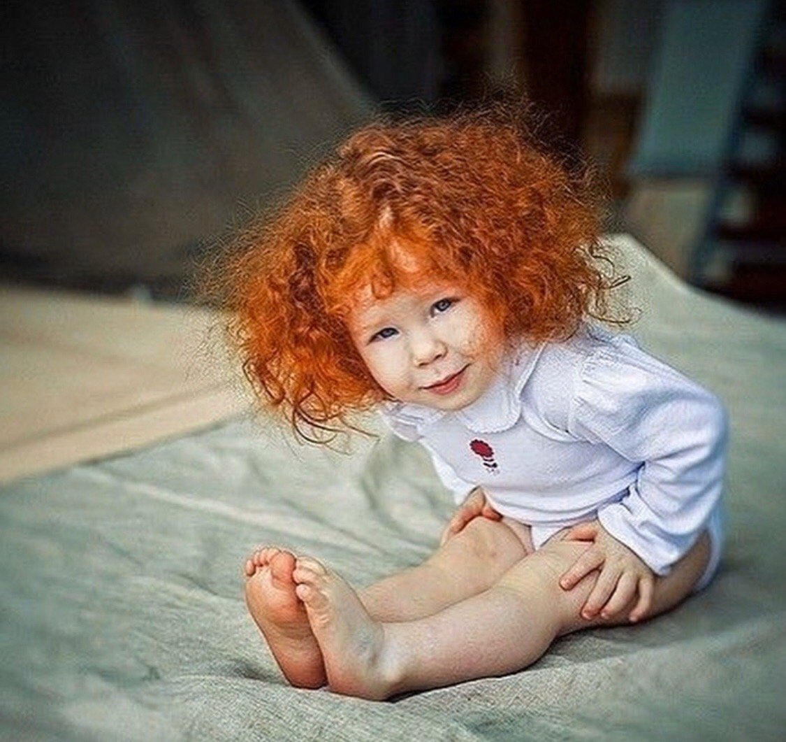 Кудрявая рыжая малышка с волосатой киской 