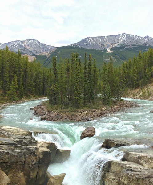 Водопад Сунвапта, Национальный парк Джаспер, Альберта, Канада.