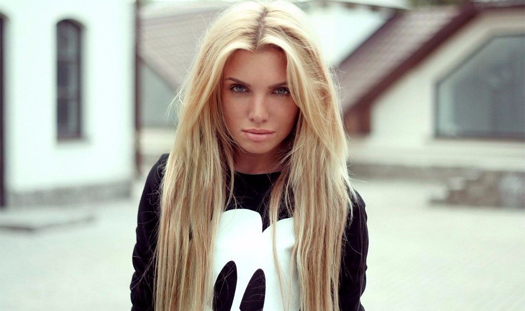 Lange blonde haare blaue augen