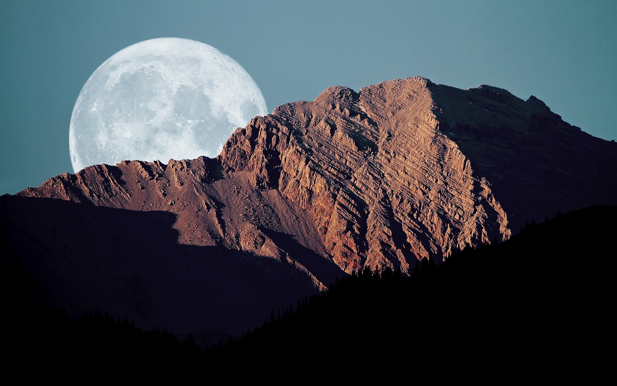 Mountains of the moon. Луна в Гималаях. Горы на Луне. Лунный пейзаж. Огромная Луна в горах.