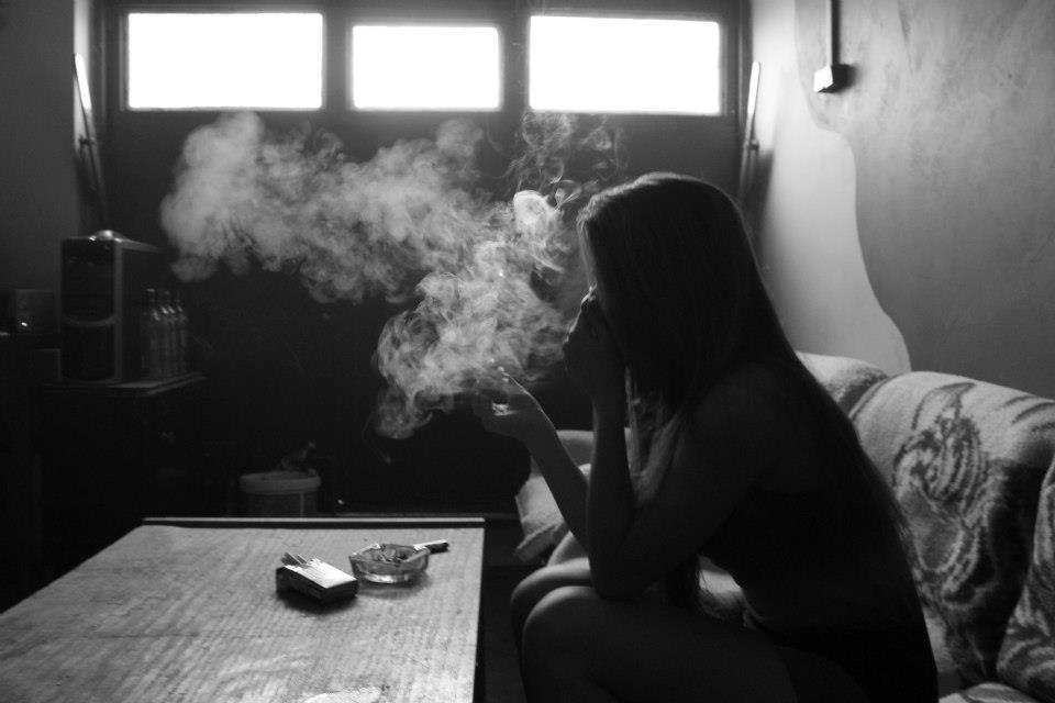 Песня я слышу как сигарета тухнет. Девушка сидит и курит. Комната в дыму. Прокуренная девушка. Девушка курит ночью.
