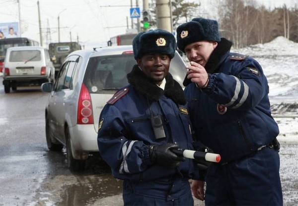 Вас просят открыть капот, багажник или двери автомобиля. 

Рекомендация: 
- Попросить инспектора предъявить служебное удостоверение, пункт 2.4 ПДД 
(зафиксировать его данные) 
- После того как инспектор предложил вам открыть капот, багажник или двери автомобиля, вежливо попросите его составить протокол досмотра (ст. 27.9 КоАП) 
и ПРИГЛАСИТЬ ДВУХ ПОНЯТЫХ. 
Причем, совсем не важно, происходит это на стационарном посту или в глухих степях. В главе 2 ПДД «Обязанности водителя» это не указанно как обязательное исполнению, лишь просто по устному требованию инспектора. 
- Ели инспектор подменяет понятие «досмотр» и «осмотр» - он лукавит. 
Скажите ему, что осмотр бывает технический или визуальный. Если хочет пусть рассматривает машину снаружи, а салон через боковые стекла. 
- При этом инспектор не вправе требовать от вас вывернуть карманы или содержимое барсетки. Это относится к личному досмотру и регулируется статьей 27.7 КоАП. 
Личный досмотр производится лицом одного пола с досматриваемым в присутствии двух понятых того же пола под протокол личного досмотра. 
- Досмотр автомобиля без протокола и без понятых квалифицируются статьей 
19.1 КоАП «Самоуправство». Если инспектор самовольно открывает двери салона или крышку багажника, роется в бардачке, то незамедлительно звонить в «02» и сообщить о незаконном обыске в вашей машине. 
- Поиск понятых полностью лежит на плечах сотрудника ГАИ. 
После 5 минут бездействия инспектора сообщите ему, что если он продолжит вас задерживать, то будет осуществлен звонок в «02» с последующим рассказом о нарушении им статьи 12.35 КоАП «Не законное ограничение прав на управление ТС» 
(Штраф на должностное лицо: 20 000 рублей) 
- Если решили открыть багажник, исключительно по устной просьбе инспектора, то помните, что делаете вы это на свой страх и риск. Были случаи, когда после этого, «вдруг» находился патрон от пистолета или белый порошок в пакетике, якобы «случайно» обнаруженный под половичком. План по «раскрытию» никто не отменял. 
- Существует «хитрый» прием инспектора: после отказа открыть багажник без протокола досмотра, вас просят предъявить знак аварийной остановки (аптечку, огнетушитель), чтобы вы, открыв багажник, их достали. Просим инспектора указать номер статьи ПДД которая обязывает вас предъявить наличие требуемого. Нет такой статьи. Напоминаем, инспектору, что, когда вы выезжали, все эти предметы присутствовали в наличии и лежали в багажнике машины. Хочет убедиться лично – пусть составляет протокол досмотра и вы откроете багажник. Далее действуем согласно Главы №16 «Инспектор хочет проверить техническое состояние автомобиля» 
В 10-ти дневный срок отправляем жалобу на действия ИДПС 
Разъяснение: 
Необходимо знать, что статья 27.9 КоАП «Досмотр ТС» обязывает сотрудников полиции проводить досмотр автомобиля в вашем присутствии. Инспектор может лишь попросить, чтобы вы отодвинули пакет в багажнике или подняли накидку на заднем сидении. Но, ни в коем случае не имеет права это делать собственными руками. Иначе законом эти действия квалифицируются как обыск. Право на обыск дает постановление суда или санкция прокурора. Сама по себе просьба составить протокол досмотра заставит инспектора задуматься: «а с чего бы это так?» Будет ли водитель, у которого что-то противозаконное в багажнике, так смело себя вести? 
Перспектива поработать с учетом норм закона, «а не по понятиям» совсем не обрадует его. Так же потребуется искать понятых. Помните, что таковыми не могут быть ни сотрудники полиции, ни пассажиры вашего автомобиля — в качестве понятых могут выступать лишь люди абсолютно независимые: водители мимо проезжавших автомобилей, их пассажиры, да и просто пешеходы. 
Будьте настойчивы, вежливы и с оттенком «металла» в голосе. Так как тихое бормотание, бегающие глаза и дрожащие руки никак не говорят об уверенности водителя. Тут действует принцип сообщающихся сосудов, т.е. чем больше уверенности у водителя, тем меньше остается её у инспектора. Инспектор будет обязан указать в протоколе ДОСТАТОЧНО ВЕСКУЮ причину, по которой ему пришлось прибегнуть к процедуре досмотра. А это не так просто. 
Помните, что при сверке номеров кузова и двигателя оттирать от грязи или искать их местоположение, в вашу обязанность не входит. Вы можете и вовсе не знать, где расположен номер двигателя. На учет машину ставили коллеги инспектора ДПС из МРЭО. Все вопросы по этому адресу. Выворачивание карманов и содержимого сумочки в процесс досмотра автомобиля тоже не входит. 

Для досмотра необходим веский повод. И если причина «надумана» или инспектор проводит досмотр без составления протокола, то знайте: инспектор переступил черту закона в статье 19.1 КоАП «Самоуправство». Составляем жалобу на действия ДПС