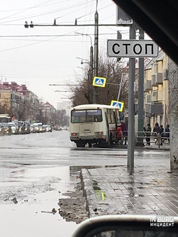 Автобус выехал на тротуар. Светофор Курган коли-Мяготина. ДТП Курган Пролетарская коли Мяготина. Перекресток Пролетарская коли Мяготина Курган. Авария в Кургане на перекрестке Пролетарская-коли Мяготина.