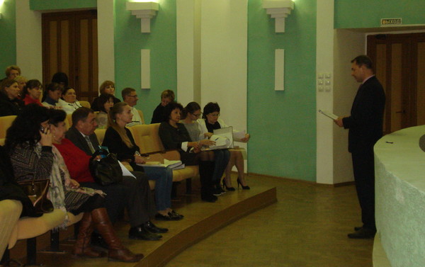 Представители правовой и технической инспекции труда Тамбовского Профобъединения проводят обучающий семинар.