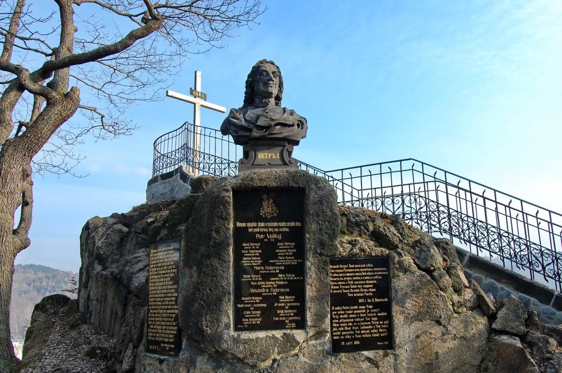 Петра самостоятельно. Памятник Петру 1 в Карловых Варах. Памятник Петру 1 в Карловых Варах на горе. Петр первый в Карловых Варах. Карловы вары статуя Петра 1.