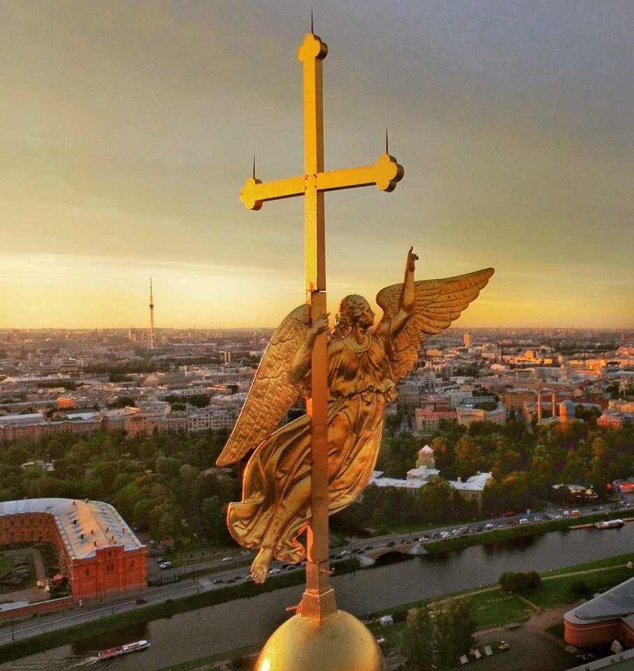 Ангел на шпиле петропавловской крепости в санкт петербурге