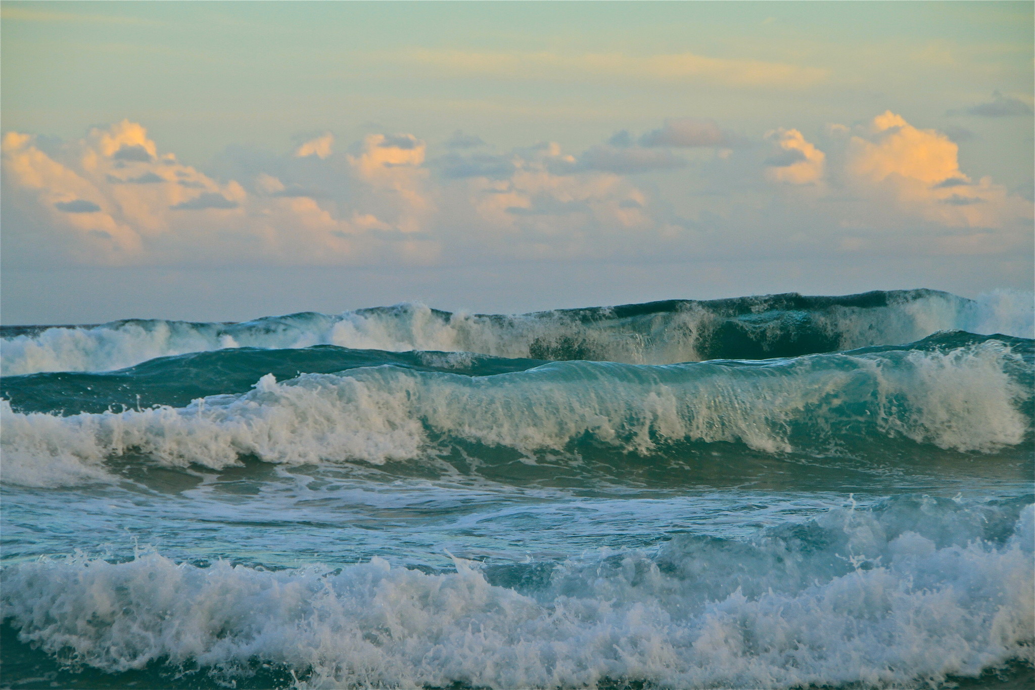 Набегающая время. Море, волны. Красивые волны на море. Красивая морская волна. Море панорама.